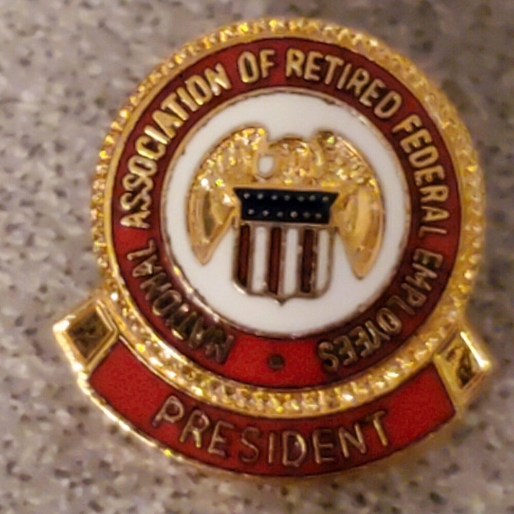 Vintage Retired Federal Employees‎ PRESIDENT Lapel Hat Pin Tie Tack